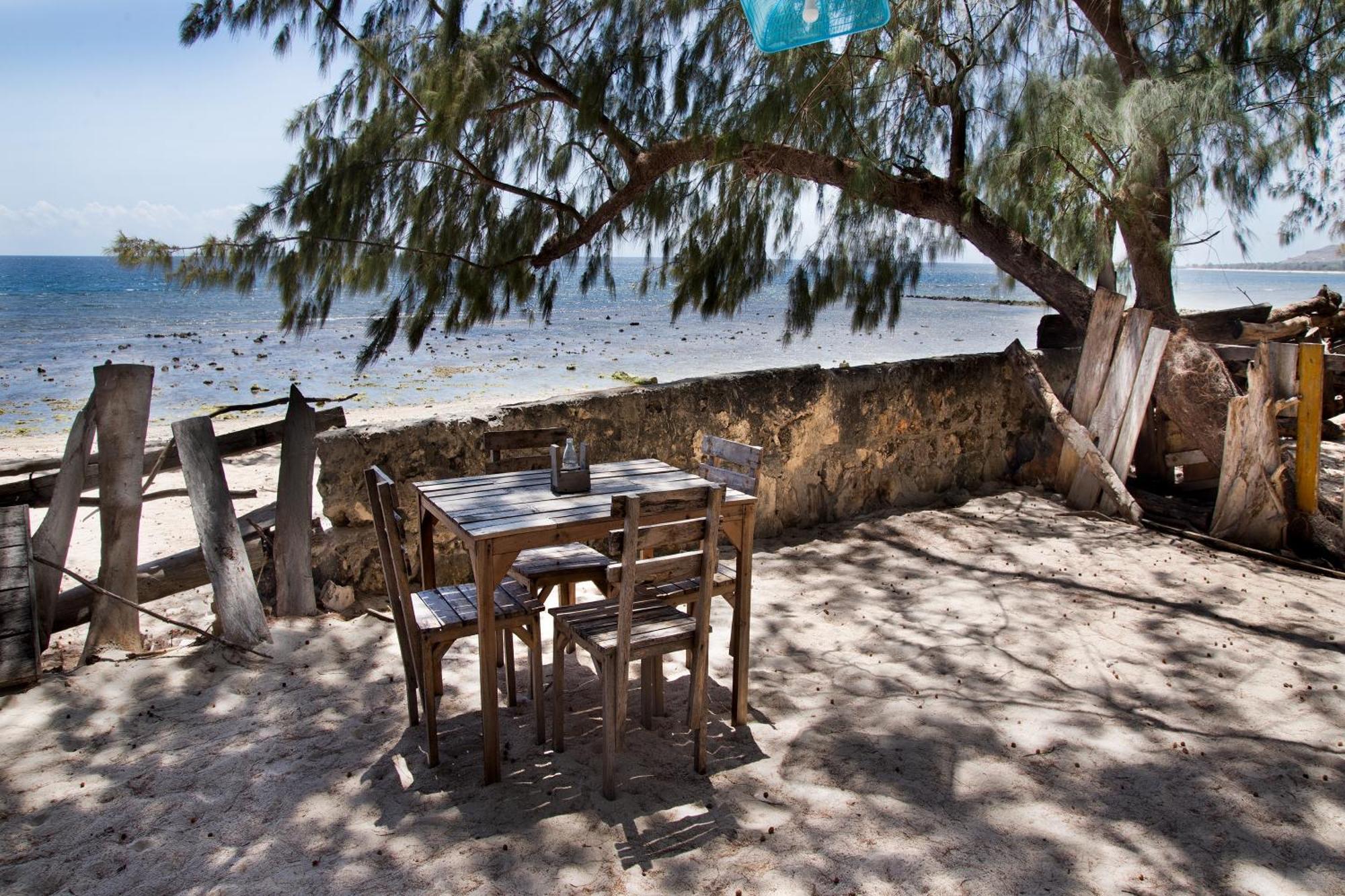 Cemara Beachfront Suite Mondu Εξωτερικό φωτογραφία